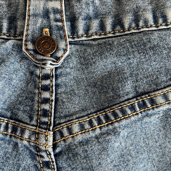 Vintage Low-Rise Levi’s - Picture 6 of 7